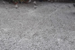 Acumulación de granizo en el suelo.